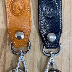 Dos llaveros de piel
