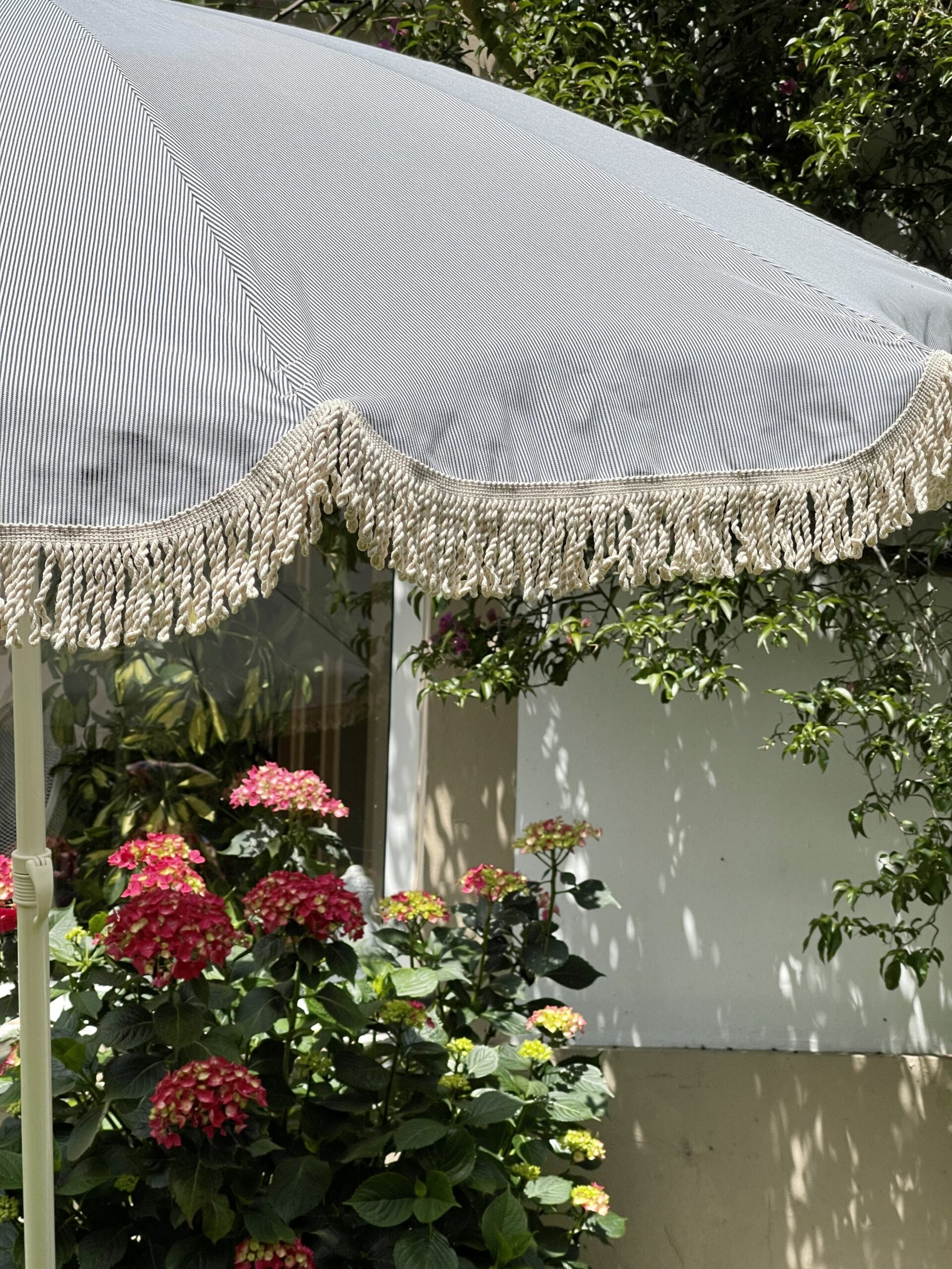 sombrilla-jardin-rayas-flecos